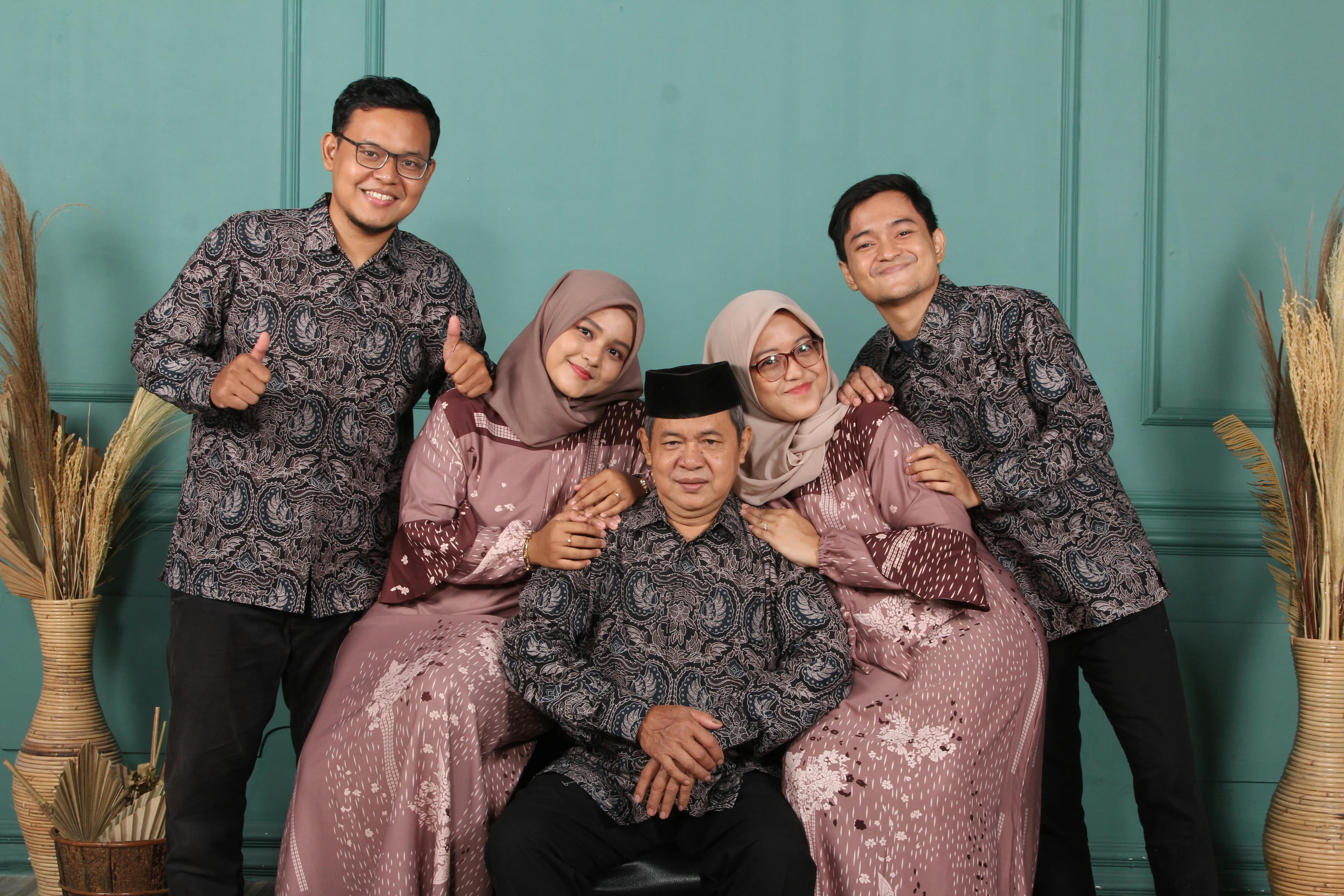 Happy Malaysian Family - CreditXpress